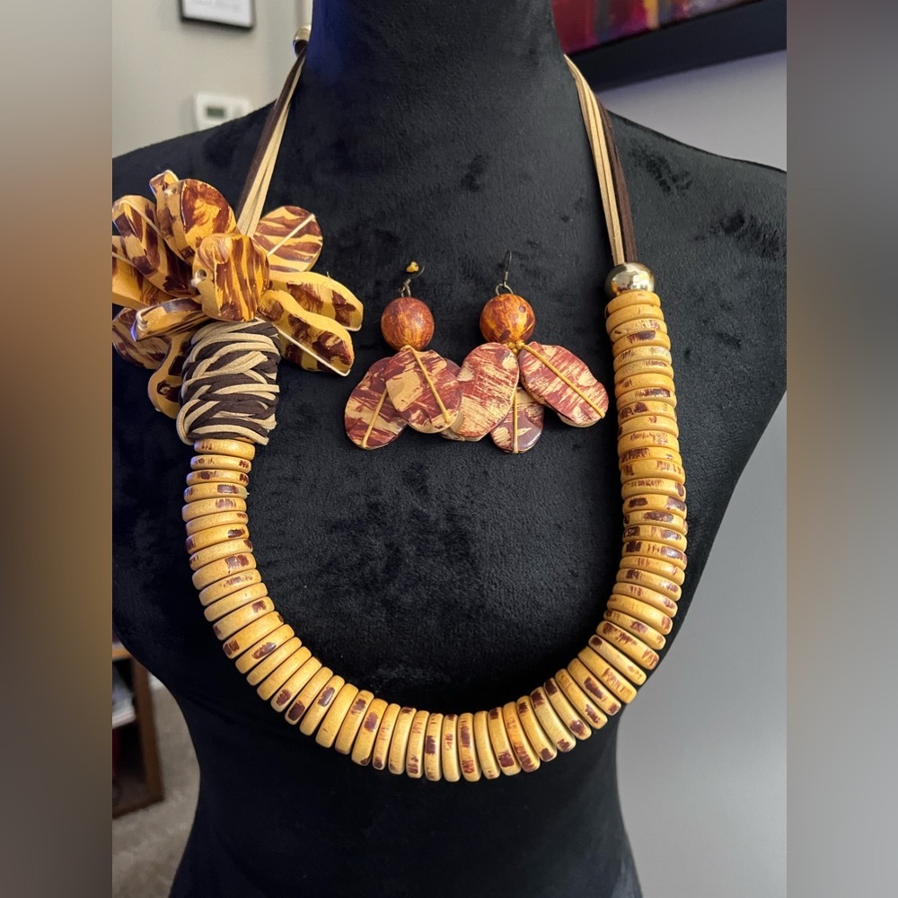Stunning necklace and earring set